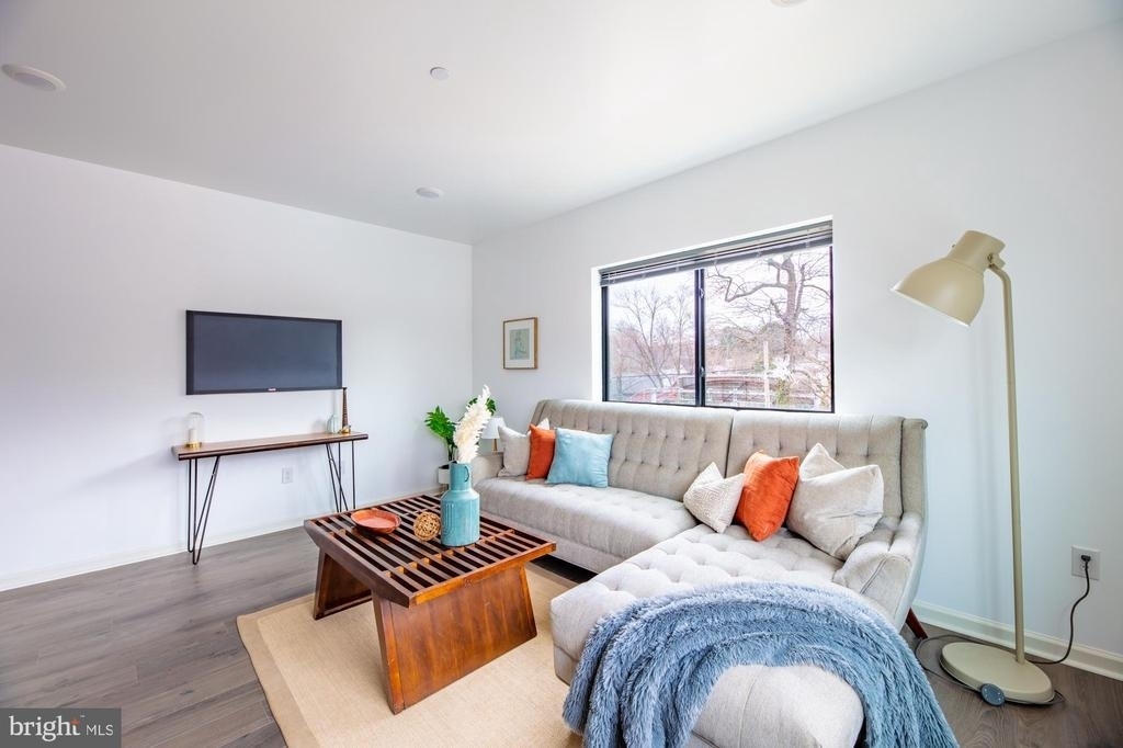 370 W Johnson Street - Photo 3
