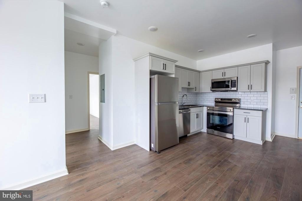 370 W Johnson Street - Photo 2