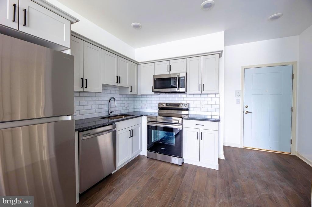 370 W Johnson Street - Photo 1
