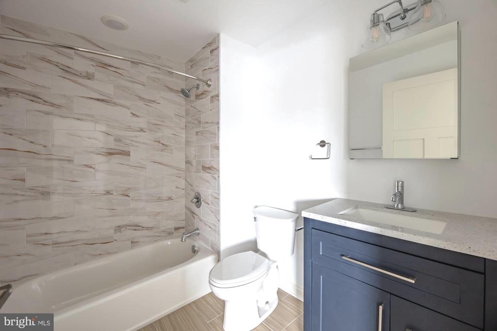 370 W Johnson Street - Photo 6