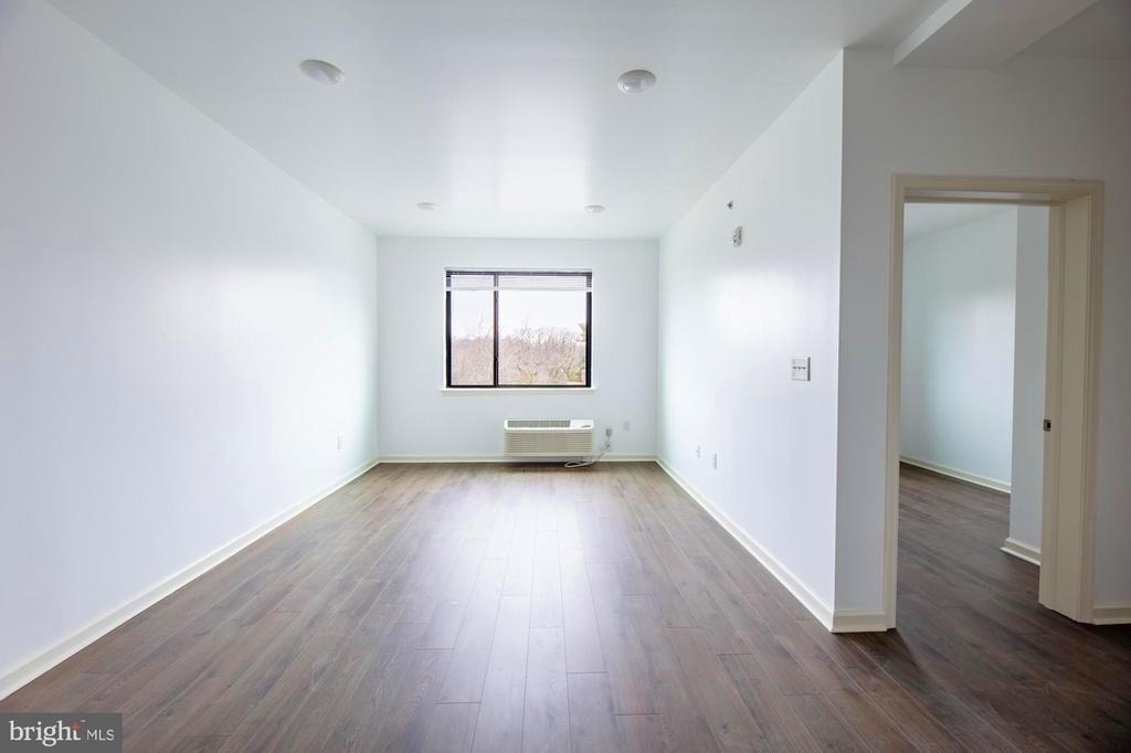 370 W Johnson Street - Photo 3