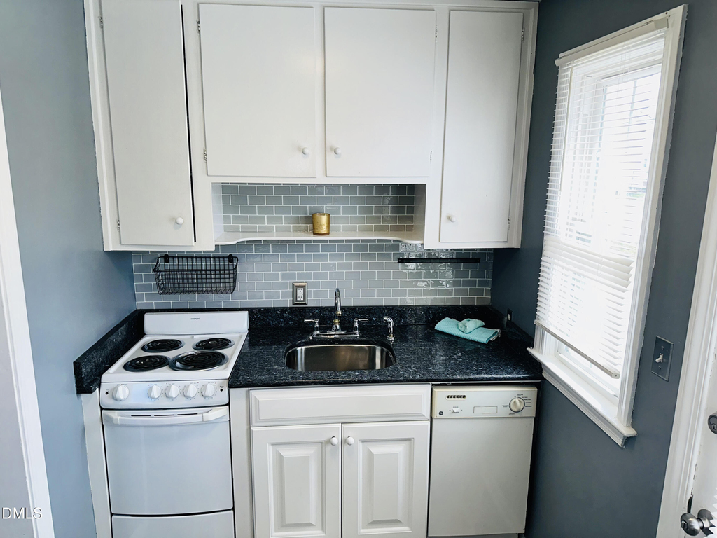 1700 Roslyn - Photo 6