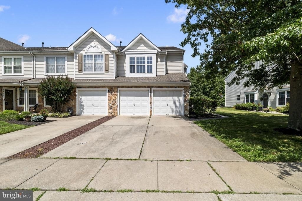 124 Buckingham Way - Photo 1
