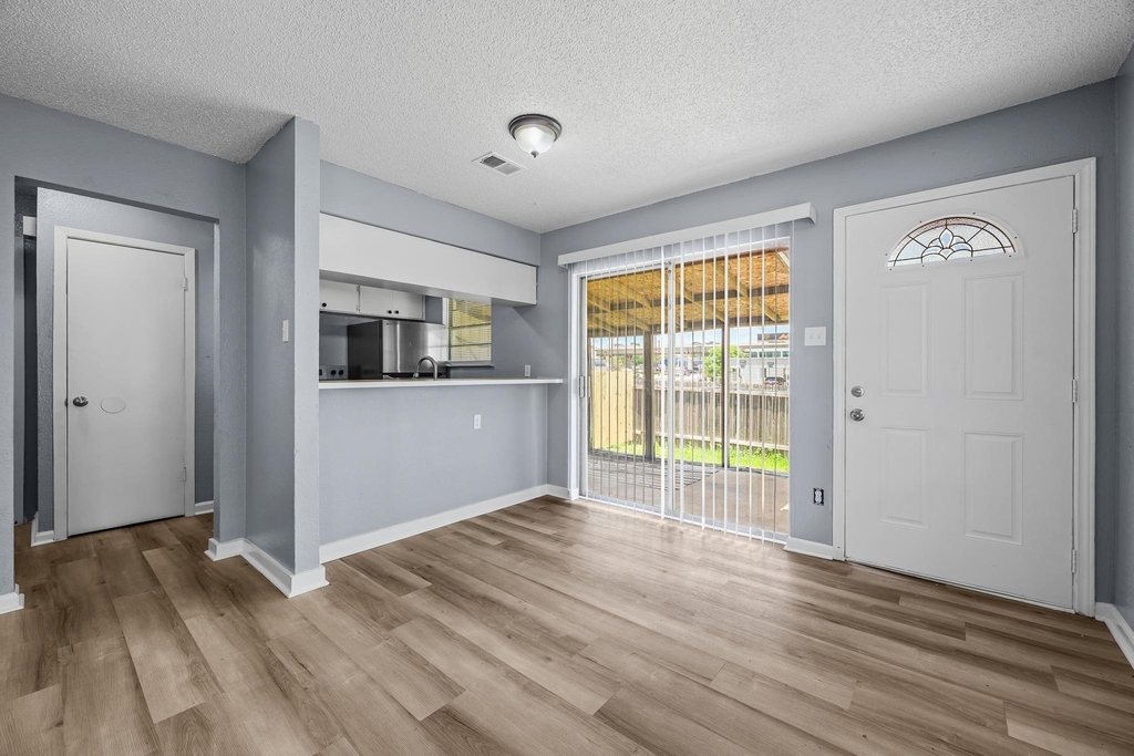 204 Northcrest Cir - Photo 0