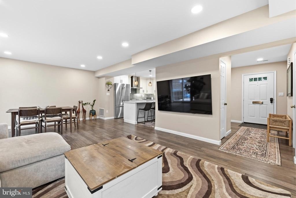 4880 Chevy Chase Drive - Photo 4
