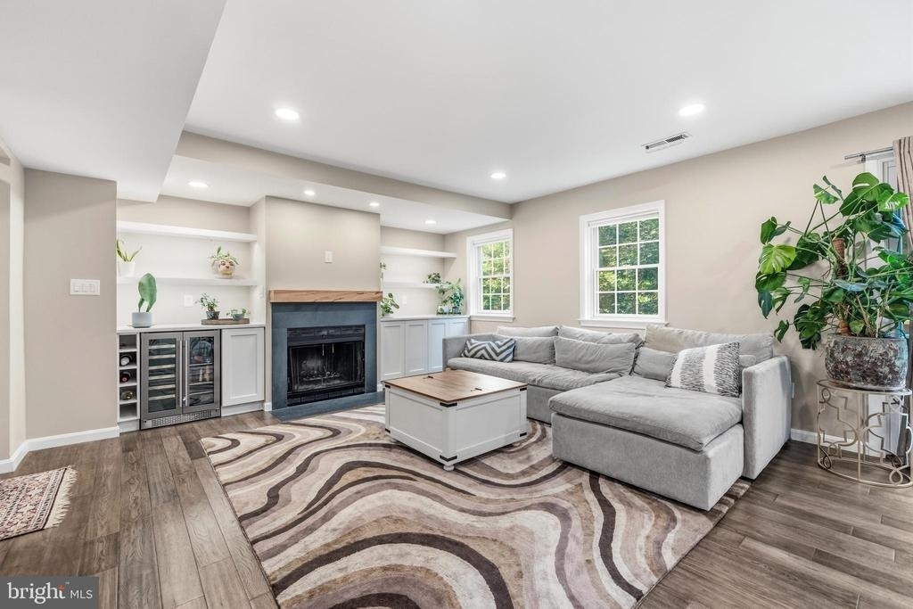 4880 Chevy Chase Drive - Photo 3