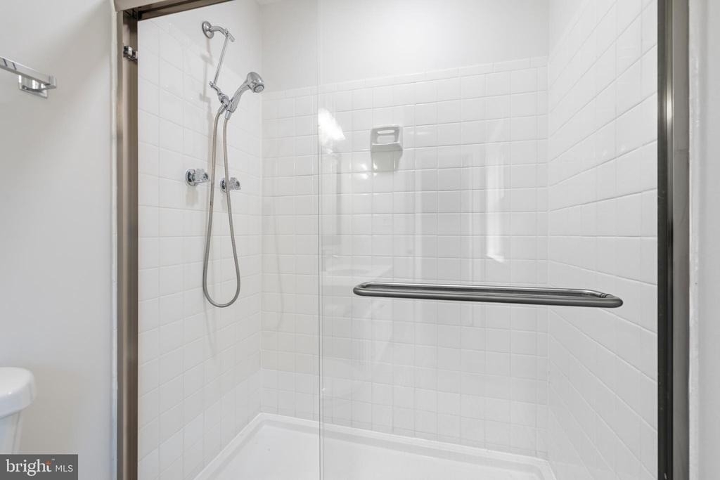 4880 Chevy Chase Drive - Photo 17
