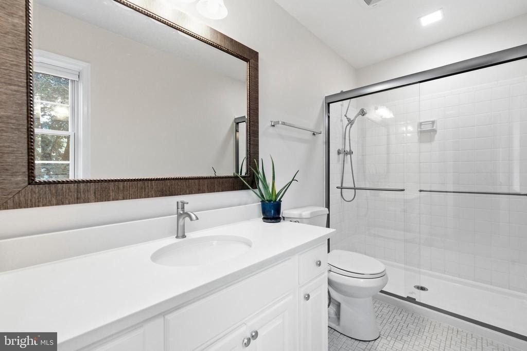 4880 Chevy Chase Drive - Photo 16