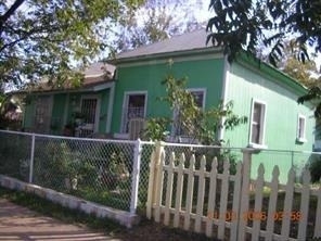 907 E 3rd St - Photo 1