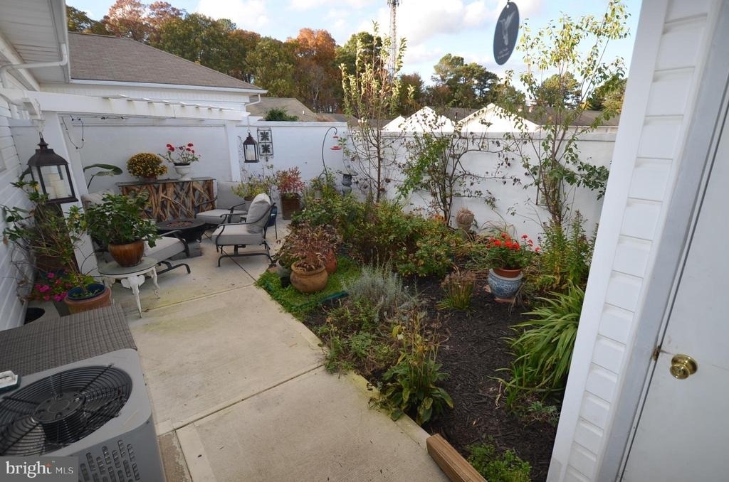 903 Houston Drive - Photo 2
