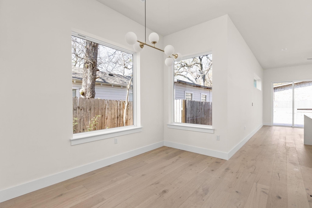 1402 Summit St - Photo 5