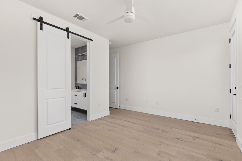 1402 Summit St - Photo 16