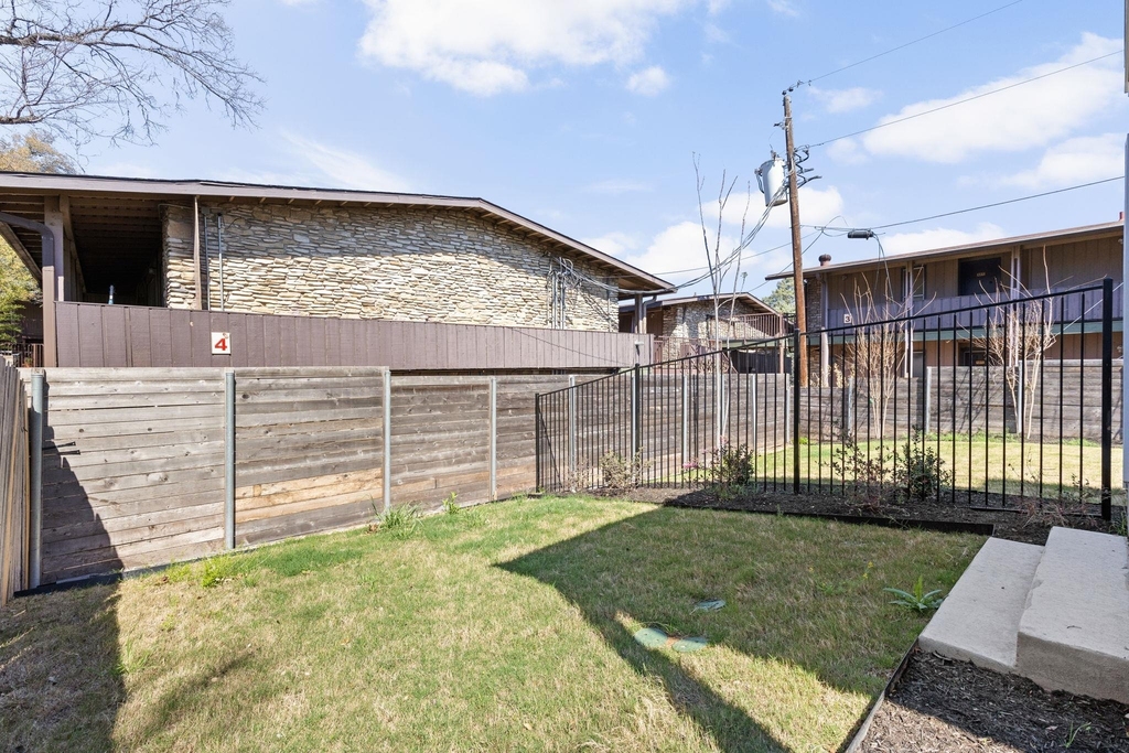 1402 Summit St - Photo 34
