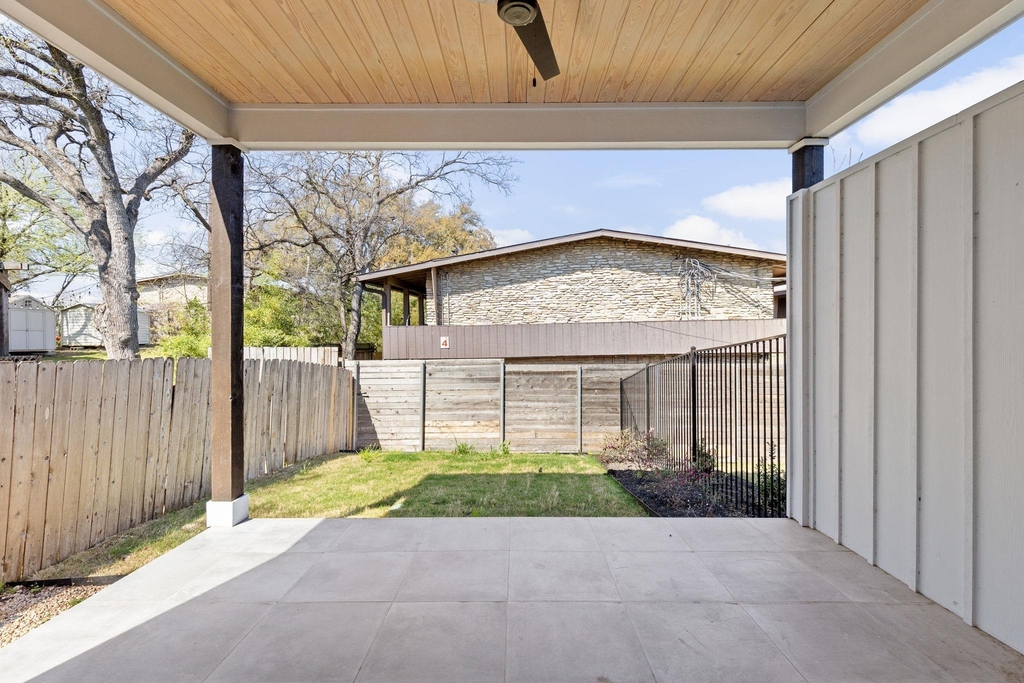 1402 Summit St - Photo 32