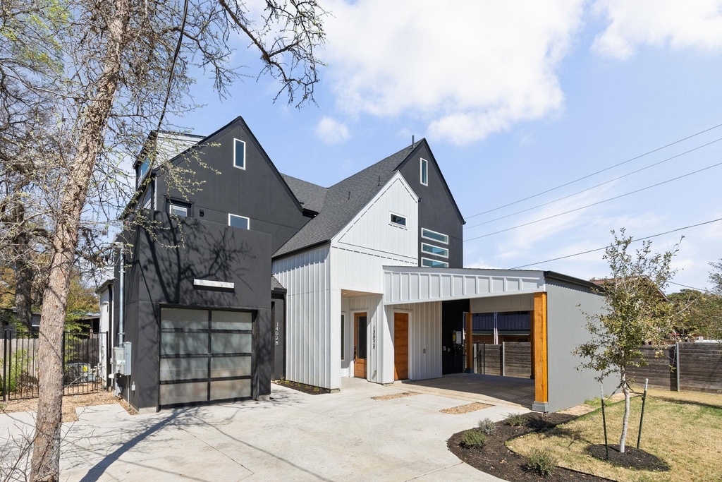 1402 Summit St - Photo 1