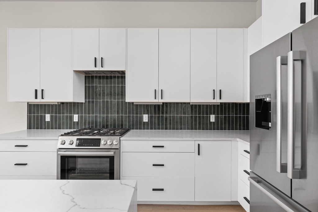 1402 Summit St - Photo 7