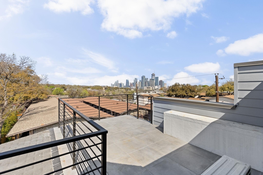 1402 Summit St - Photo 29