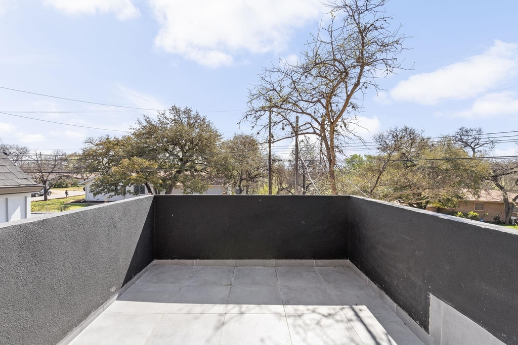 1402 Summit St - Photo 22