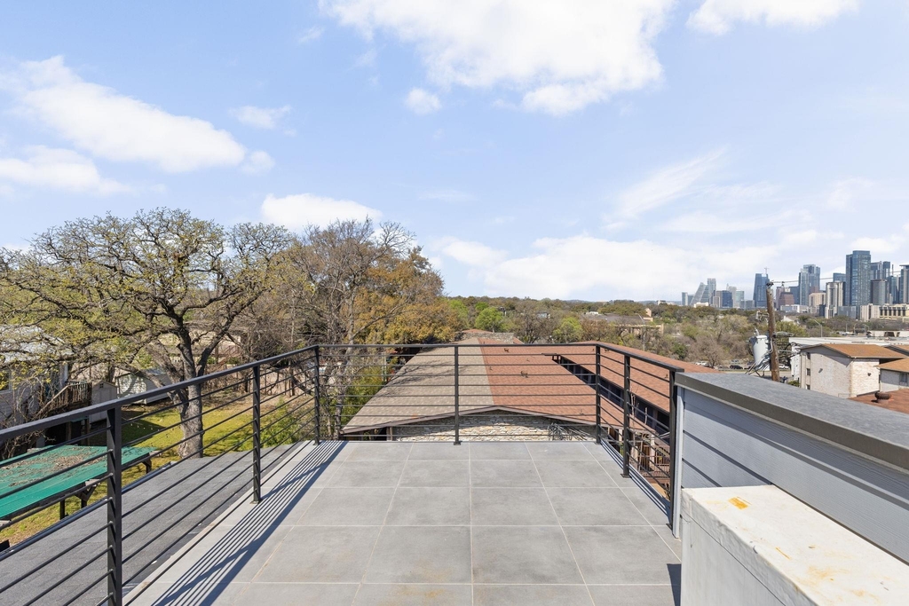 1402 Summit St - Photo 30