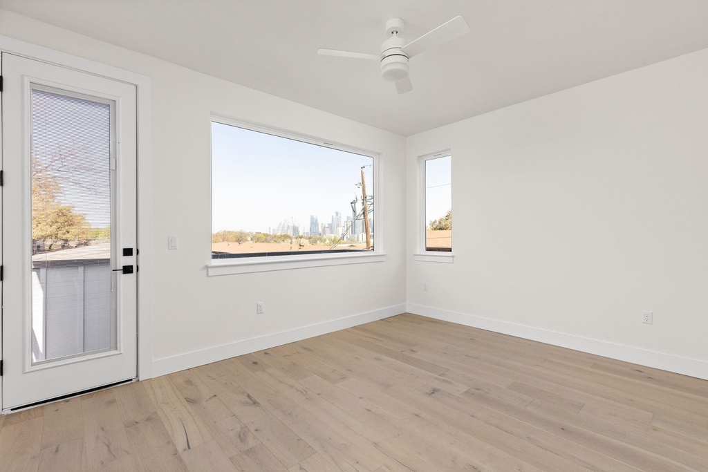 1402 Summit St - Photo 14
