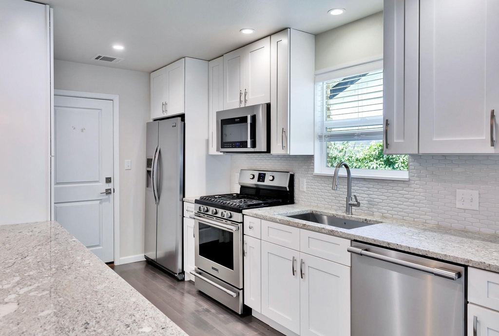 2815 Inridge Dr - Photo 3