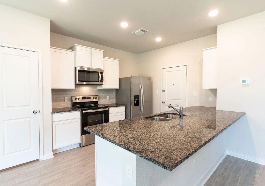 605 W South St - Photo 2
