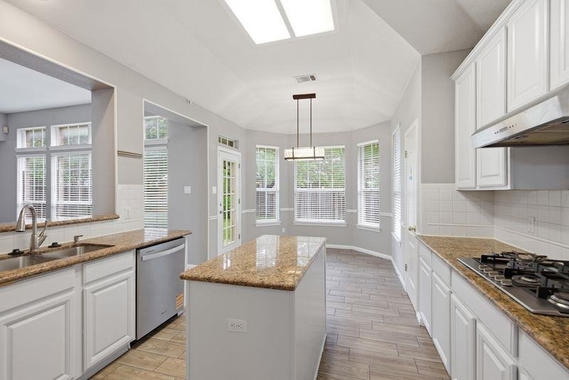 10008 Lachlan Dr - Photo 3