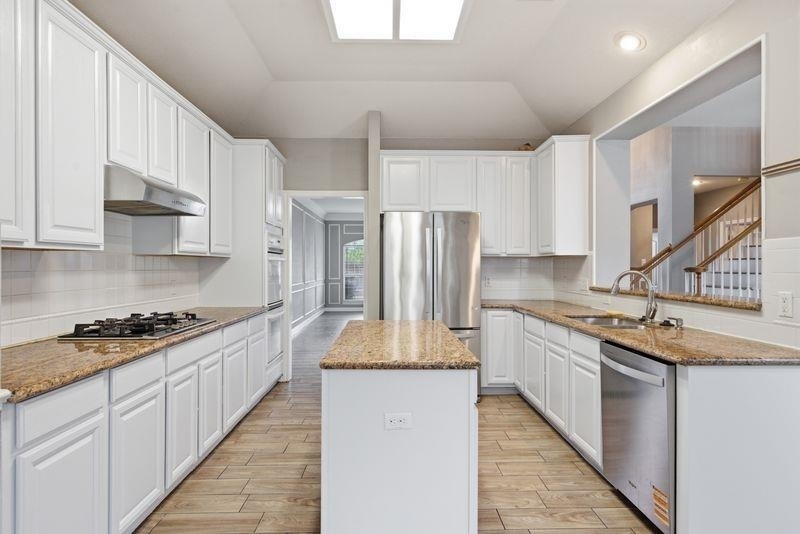 10008 Lachlan Dr - Photo 2