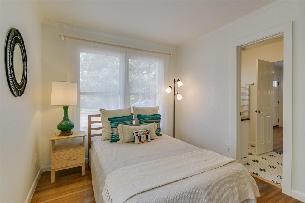 1110 W 22nd St - Photo 10