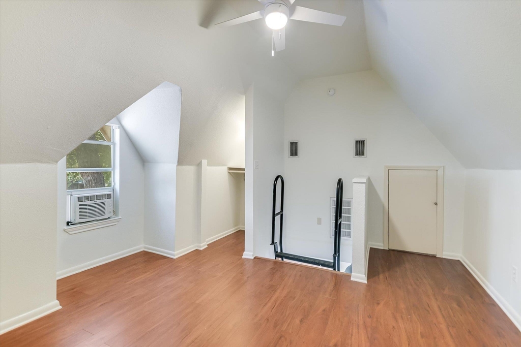 1110 W 22nd St - Photo 2