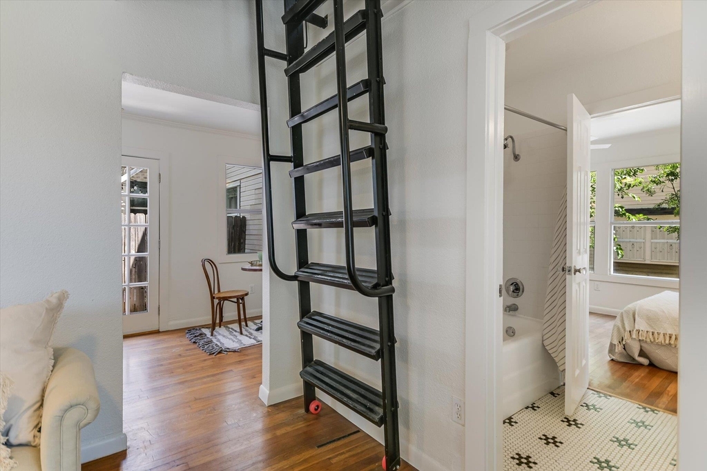 1110 W 22nd St - Photo 5