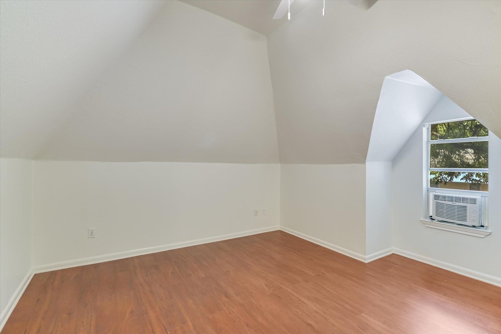 1110 W 22nd St - Photo 3