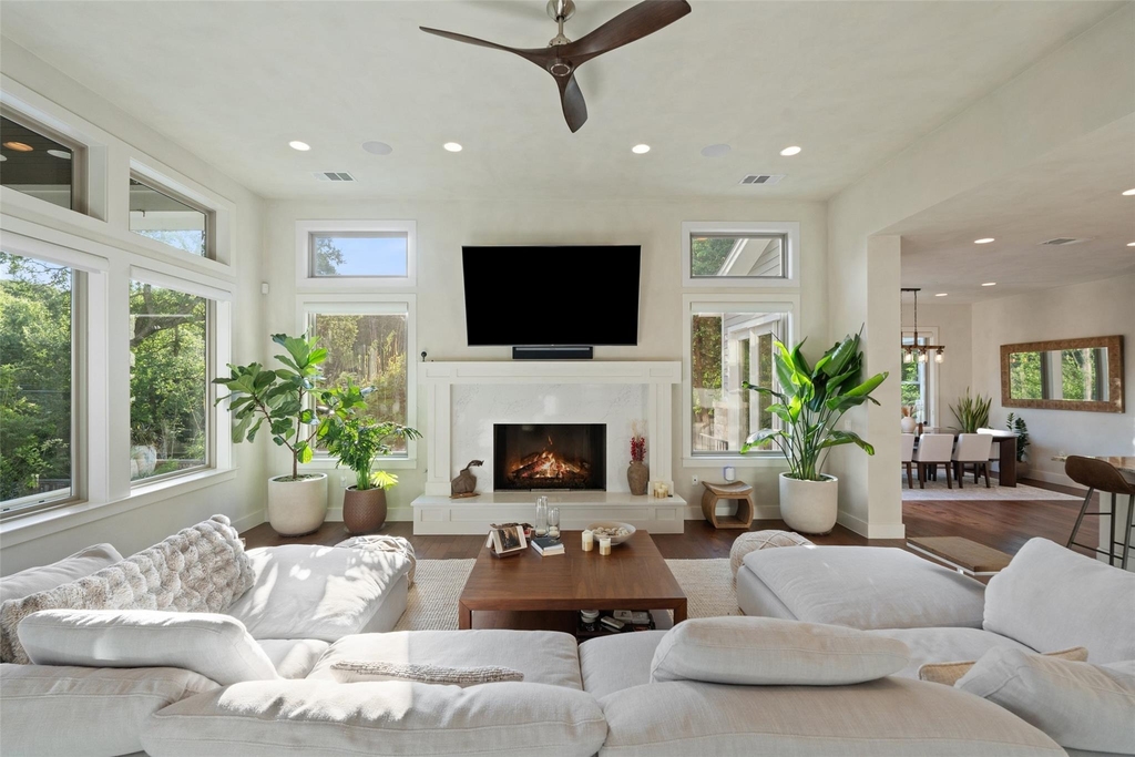 1002 Meriden Ln - Photo 6