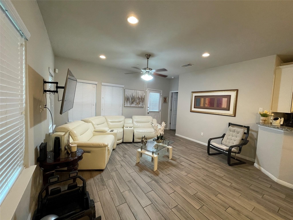2304 S Lakeline Blvd - Photo 3