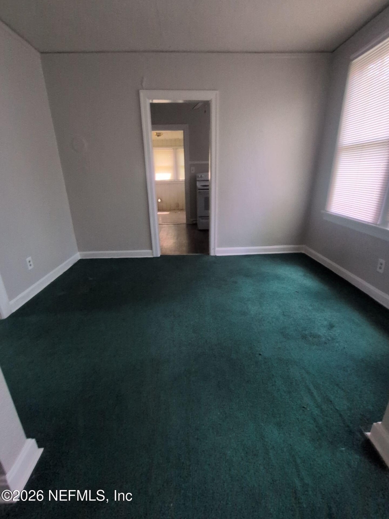 811 Mackinaw Street - Photo 2