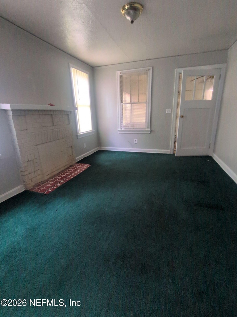 811 Mackinaw Street - Photo 3