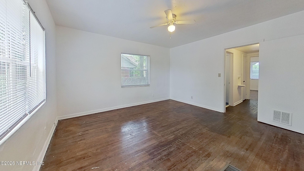 1464 Holmesdale Road - Photo 4