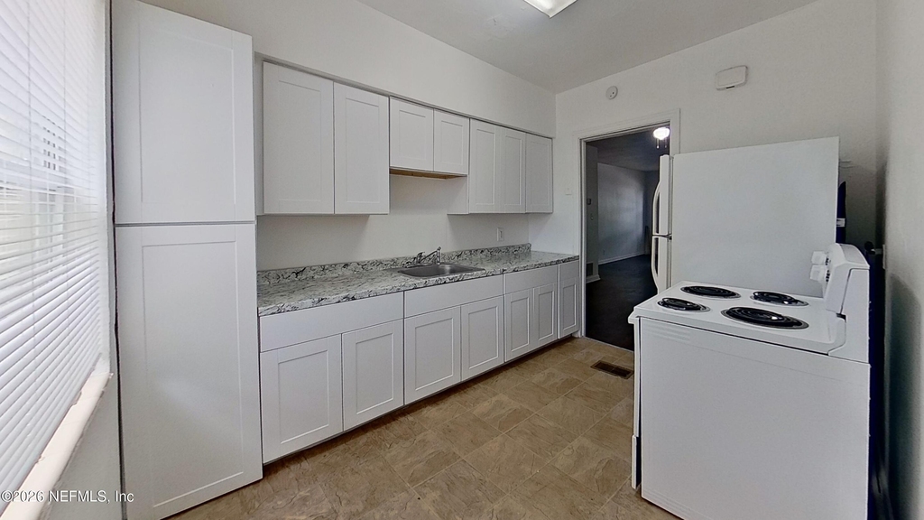 1464 Holmesdale Road - Photo 6