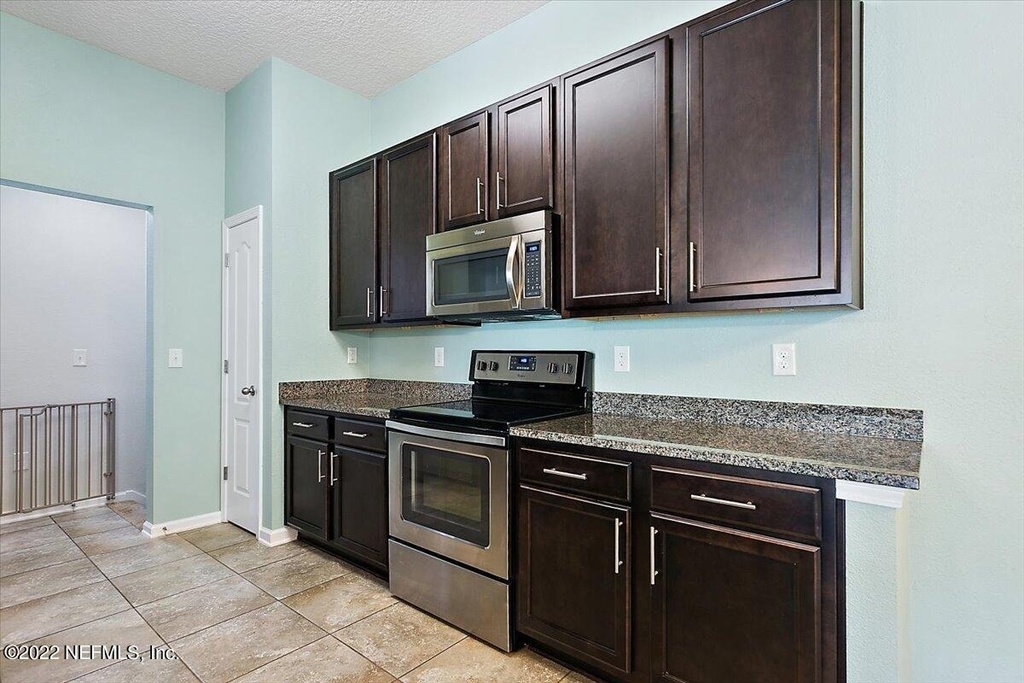 213 Larkin Place - Photo 4