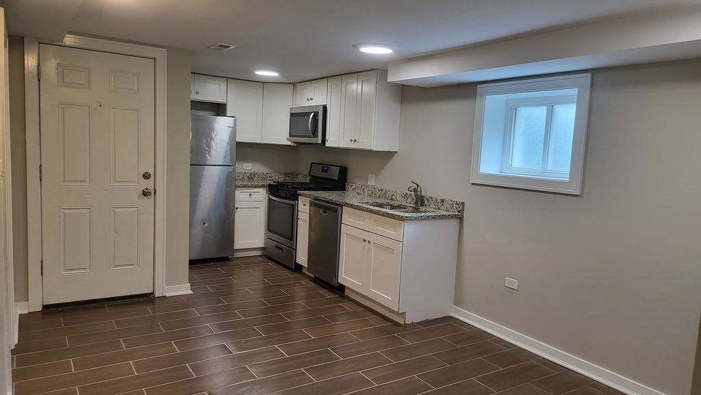 827 W 33rd Place - Photo 1
