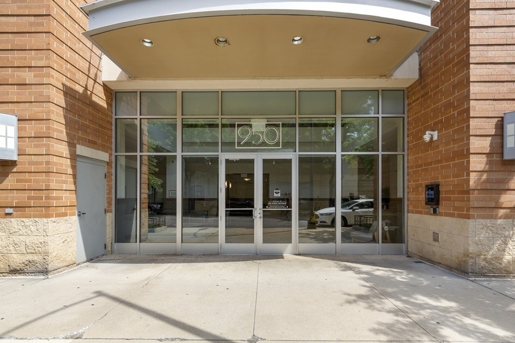 950 W Monroe Street - Photo 1
