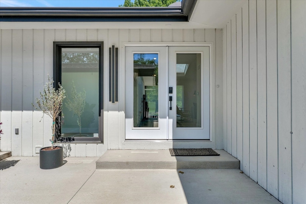 102 Greencroft Drive - Photo 2