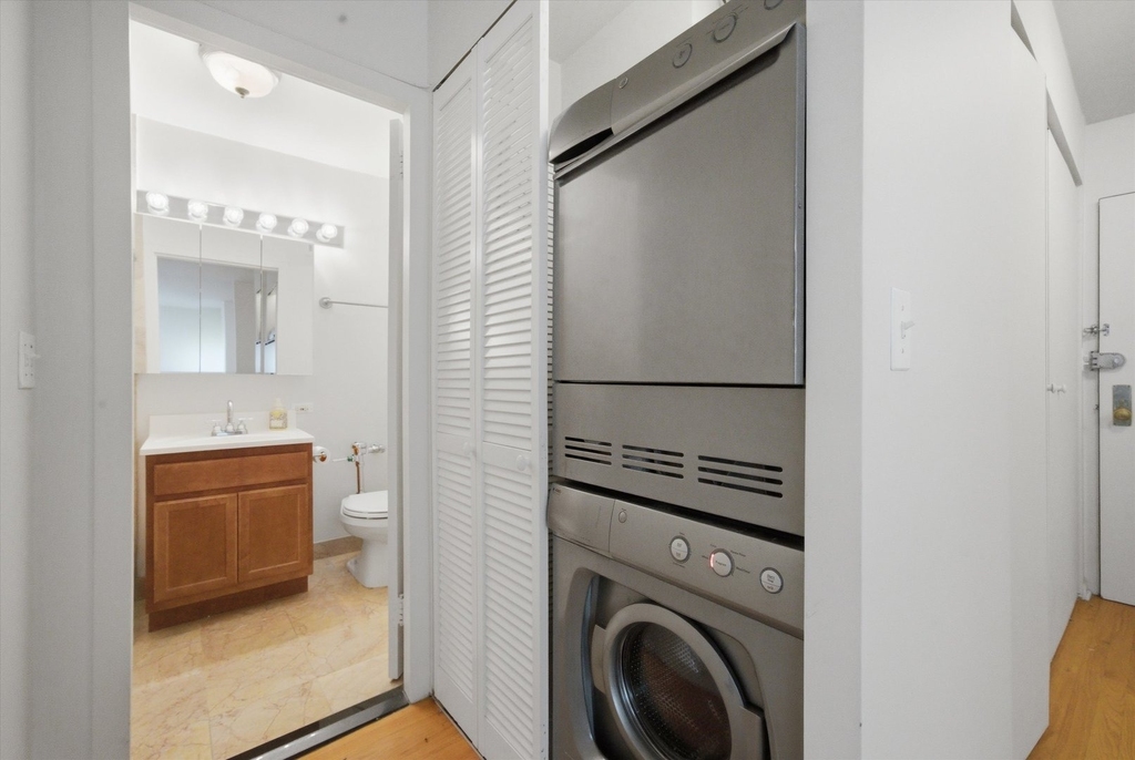 222 E Pearson Street - Photo 2