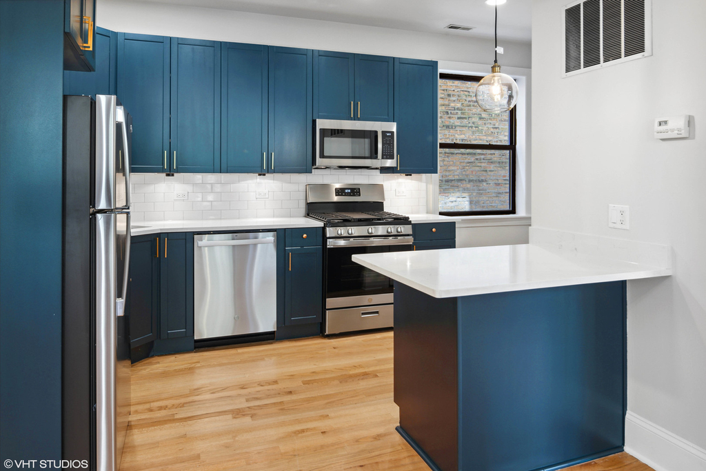 7635 N Greenview Avenue - Photo 5