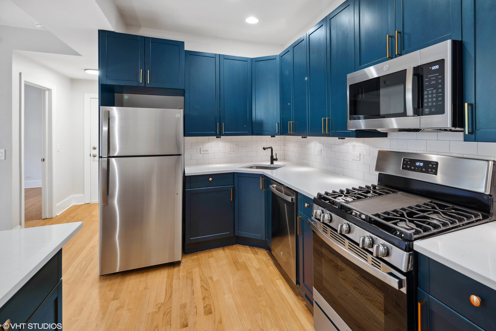 7635 N Greenview Avenue - Photo 6