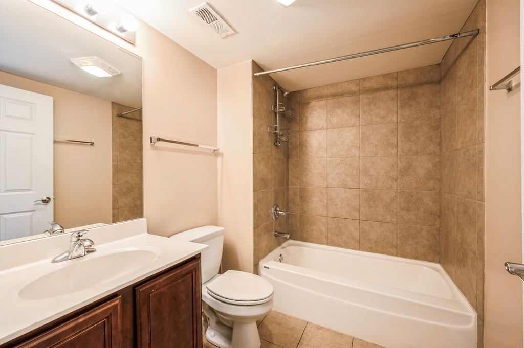 2030 W Warren Boulevard - Photo 10