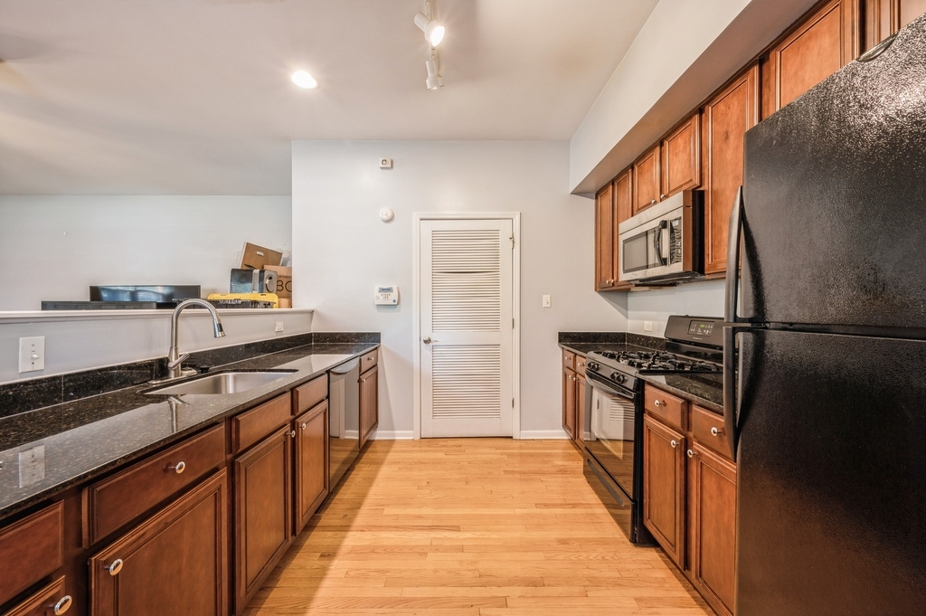 2030 W Warren Boulevard - Photo 4