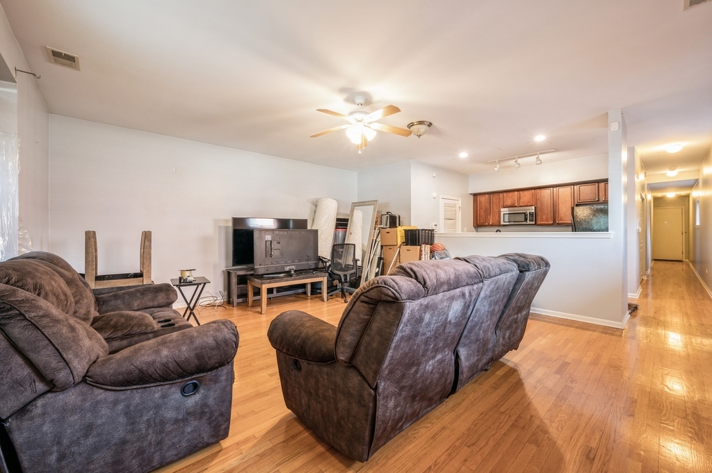 2030 W Warren Boulevard - Photo 2