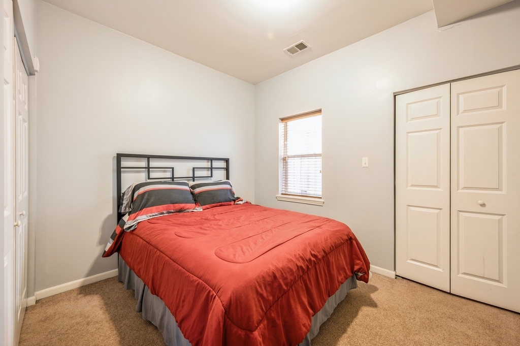 2030 W Warren Boulevard - Photo 9