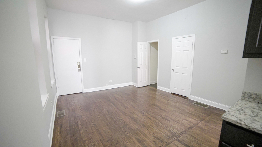 1322 W 18th Place - Photo 4
